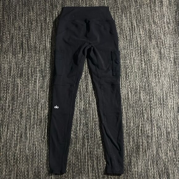 Alo yoga High-Waist Cargo Legging - Picture 2 of 9